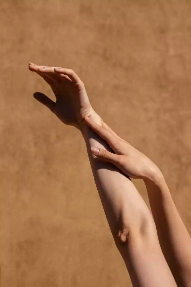 Comment enlever de l'autobronzant sur les mains ?